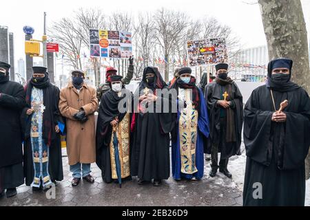 New York, NY - 11. Februar 2021: Demonstranten mit Tigray-Flaggen und Plakaten veranstalteten eine Kundgebung auf dem Dag Hammarskjold Plaza, in der die Beendigung des Athiopien-Angriffs auf Zivilisten gefordert wurde Stockfoto