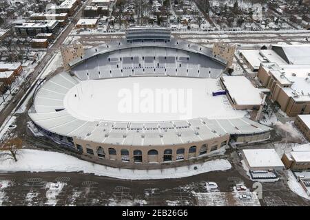 Eine Luftaufnahme eines schneebedeckten Ryan-Feldes, Sonntag, 7. Februar 2021, in Evanston, Illinois. Das Stadion ist die Heimat der Northwestern University Wildc Stockfoto