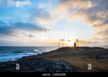 Der Leuchtturm von Hvalnes in Ostisland mit dem atlantik ozean im Hintergrund Stockfoto