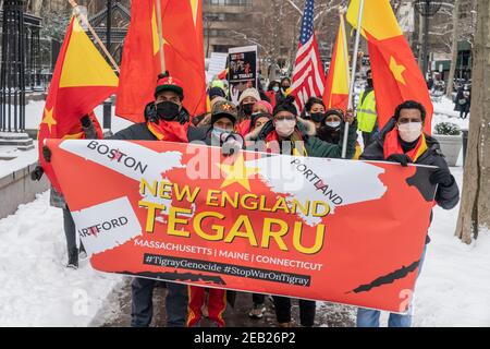 New York, NY - 11. Februar 2021: Demonstranten mit Tigray-Flaggen und Plakaten veranstalteten eine Kundgebung auf dem Dag Hammarskjold Plaza, in der die Beendigung des Athiopien-Angriffs auf Zivilisten gefordert wurde Stockfoto