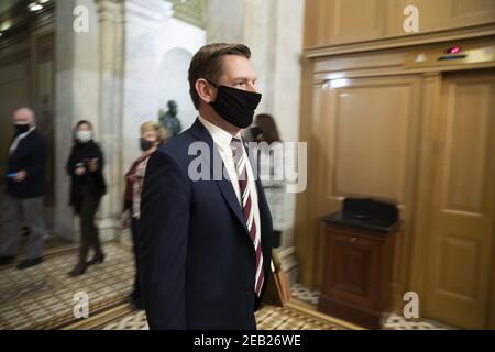 Washington, Usa. Februar 2021, 11th. Der US-Repräsentant Eric Swalwell verlässt das Amt FÜR Amtsenthebung AM Ende des dritten Tages des zweiten Amtsenthebungsverfahrens gegen den ehemaligen US-Präsidenten Donald J. Trump im Senat am Donnerstag, dem 11. Februar 2021, im Capitol in Washington, DC. Argumente werden heute im Amtsenthebungsverfahren gegen den ehemaligen Präsidenten Donald Trump präsentiert. Pool Foto von Michael Reynolds/UPI Kredit: UPI/Alamy Live Nachrichten Stockfoto