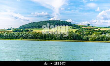 Donau in hügeliger Wachau-Tal-Landschaft, Österreich Stockfoto