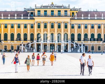 WIEN, ÖSTERREICH - 23. JULI 2019: Schloss Schönbrunn, Deutsch: Schloss Schönbrun, barocke Sommerresidenz der Habsburger Monarchen in Hietzing, Wien Stockfoto