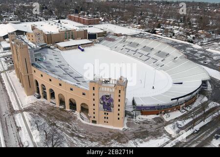 Eine Luftaufnahme eines schneebedeckten Ryan-Feldes, Sonntag, 7. Februar 2021, in Evanston, Illinois. Das Stadion ist die Heimat der Northwestern University Wildc Stockfoto