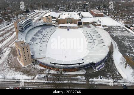 Eine Luftaufnahme eines schneebedeckten Ryan-Feldes, Sonntag, 7. Februar 2021, in Evanston, Illinois. Das Stadion ist die Heimat der Northwestern University Wildc Stockfoto