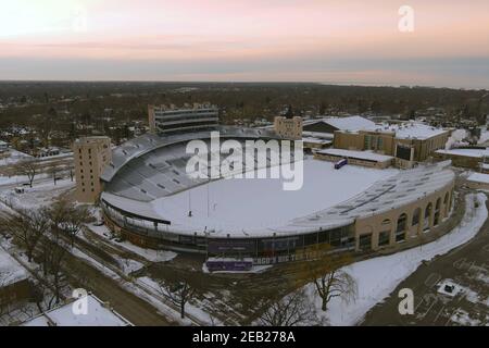 Eine Luftaufnahme eines schneebedeckten Ryan-Feldes, Sonntag, 7. Februar 2021, in Evanston, Illinois. Das Stadion ist die Heimat der Northwestern University Wildc Stockfoto