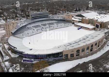 Eine Luftaufnahme eines schneebedeckten Ryan-Feldes, Sonntag, 7. Februar 2021, in Evanston, Illinois. Das Stadion ist die Heimat der Northwestern University Wildc Stockfoto