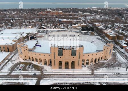 Eine Luftaufnahme eines schneebedeckten Ryan-Feldes, Sonntag, 7. Februar 2021, in Evanston, Illinois. Das Stadion ist die Heimat der Northwestern University Wildc Stockfoto