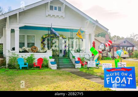 Ein Haus ist mit einem Dr. Seuss Thema für Mardi Gras an der Old Shell Road, 8. Februar 2021, in Mobile, Alabama dekoriert. Stockfoto
