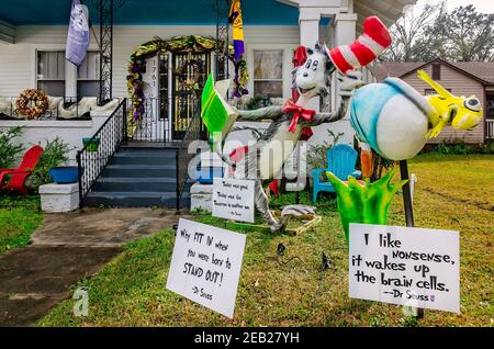 Ein Haus ist mit einem Dr. Seuss Thema für Mardi Gras an der Old Shell Road, 8. Februar 2021, in Mobile, Alabama dekoriert. Stockfoto