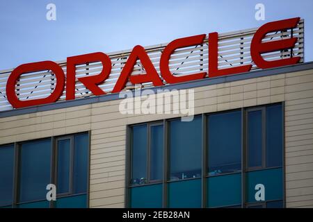 Bukarest, Rumänien - 21. Januar 2021: Das Oracle-Logo befindet sich auf dem Gebäude des Oracle Tower B in der Nähe der Pipera-Brücke in Bukarest, Rumänien. Dieses Bild ist Stockfoto