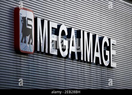 Bukarest, Rumänien - 21. Januar 2021: Ein Mega Image Logo auf der Vorderseite eines Geschäfts in Bukarest Dieses Bild ist nur für redaktionelle Verwendung bestimmt. Stockfoto