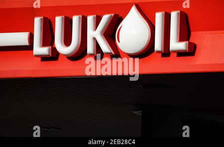 Bukarest, Rumänien - 21. Januar 2021: Ein Lukoil-Tankstellensignal wird in Bukarest gesehen Dieses Bild ist nur für redaktionelle Verwendung bestimmt. Stockfoto