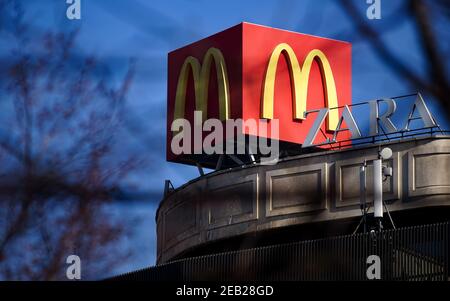 Bukarest, Rumänien - 04. Februar 2021: Auf einem roten Würfel auf dem Gebäude des Unirea Shopping Centers ist ein Logo der McDonald's Fast Food Company zu sehen Stockfoto