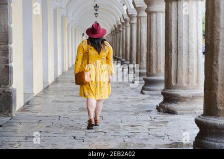 Lateinische Frau im Urlaub zu Fuß durch die Kolonialstadt-junge Tourist Im alten Gebäude in Antigua Guatemala-junge Frau genießen ihren Urlaub Stockfoto