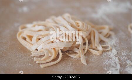 Nahaufnahme von frischen italienischen Eiernudeln Stockfoto