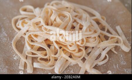 Nahaufnahme von frischen italienischen Eiernudeln Stockfoto