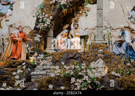 Giant Christmas Nativity Scene in Antigua Guatemala Ruinen - Weihnachtsszene mit Figuren wie Jesus, Maria, Joseph, Schafe und Zauberer in angezeigt Stockfoto