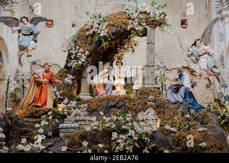 Giant Christmas Nativity Scene in Antigua Guatemala Ruinen - Weihnachtsszene mit Figuren wie Jesus, Maria, Joseph, Schafe und Zauberer in angezeigt Stockfoto