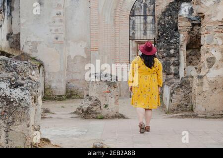 Hispanic Frau im Urlaub zu Fuß durch Santiago Cathedral Ruinen in Antigua Guatemala - Tourist genießen ihren Urlaub in alten Ruinen Stockfoto