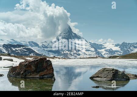 Felsen im Stillsee und Wolken über dem matterhorn aus zermatt, schweiz Stockfoto