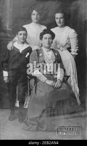 Vintage monochrome Fotografie von Mutter und Kindern aus dem frühen 1900s, Edwardian Ära. Stockfoto