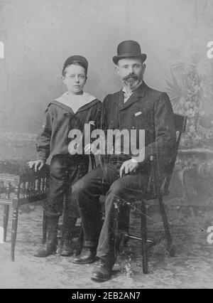 Vintage monochrome Fotografie von Vater und Sohn aus dem frühen 1900s, Edwardian Ära. Stockfoto