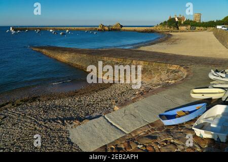 Flut am Hafen von La Rocque, Grouville, Jersey, Kanalinseln. Stockfoto