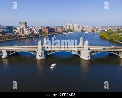Boston Longfellow Bridge auf Charles River Luftaufnahme, die Stadt Cambridge und Boston, Massachusetts MA, USA verbindet. Stockfoto