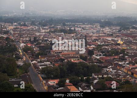 Luftaufnahme von Antigua Guatemala Kolonialstadt bei Sonnenuntergang Ein kalter Tag - kleine magische Stadt Stockfoto