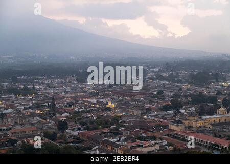 Luftaufnahme von Antigua Guatemala Kolonialstadt bei Sonnenuntergang Ein kalter Tag - kleine magische Stadt Stockfoto