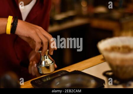 Barista Café bereiten Espresso und vietnam Kaffee Getränke im Café. Portrait eines Coffee-Shop Mitarbeiter Kaffee an der Bar. Der Prozess o Stockfoto