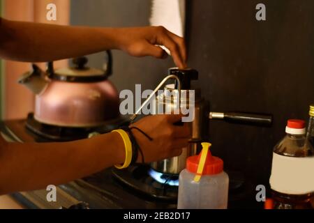 Barista Café bereiten Espresso und vietnam Kaffee Getränke im Café. Portrait eines Coffee-Shop Mitarbeiter Kaffee an der Bar. Der Prozess o Stockfoto