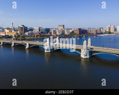 Boston Longfellow Bridge auf Charles River Luftaufnahme, die Stadt Cambridge und Boston, Massachusetts MA, USA verbindet. Stockfoto