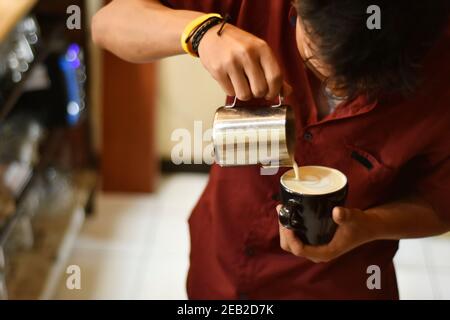 Barista Café bereiten Espresso und vietnam Kaffee Getränke im Café. Portrait eines Coffee-Shop Mitarbeiter Kaffee an der Bar. Der Prozess o Stockfoto