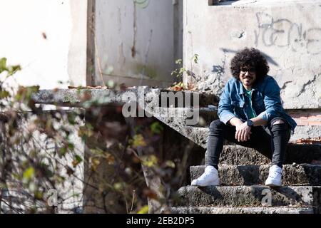 Porträt des stilvollen arabischen Bartmenschen Afro Mann auf einem Hintergrund Von Ruinen Ruined House Stockfoto