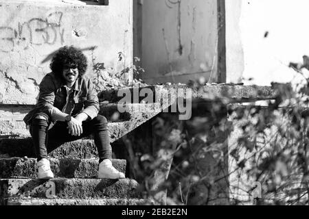 Porträt des stilvollen arabischen Bartmenschen Afro Mann auf einem Hintergrund Von Ruinen Ruined House Stockfoto