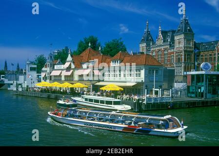 1999 HISTORISCHE KANAL SIGHTSEEING AUSFLUG BOOTE CENTRAAL STATION AMSTERDAM NIEDERLANDE Stockfoto