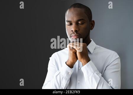 Afroamerikanischer Mann, Der Gott Betet Und Sucht Stockfoto