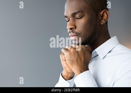 Afroamerikanischer Mann, Der Gott Betet Und Sucht Stockfoto