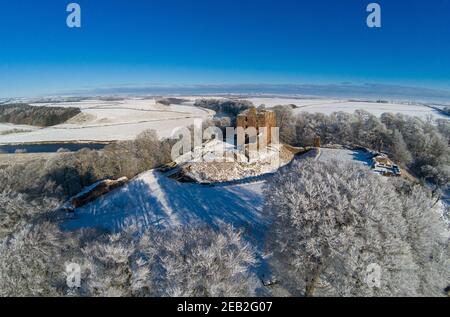 Luftaufnahme von Norham Castle, die Wache über dem Fluss Tweed steht ein beliebtes Thema von Turner, die viel von seinem Ruhm zu ihm zugeschrieben. Stockfoto