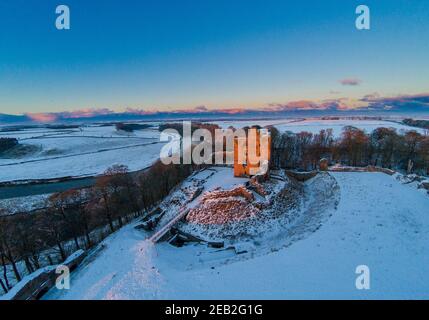 Luftaufnahme von Norham Castle, die Wache über dem Fluss Tweed steht ein beliebtes Thema von Turner, die viel von seinem Ruhm zu ihm zugeschrieben. Stockfoto