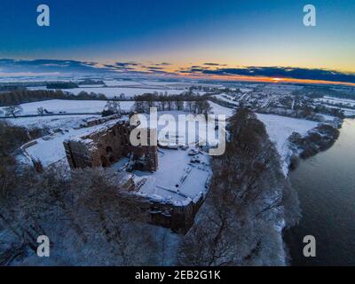 Luftaufnahme von Norham Castle, die Wache über dem Fluss Tweed steht ein beliebtes Thema von Turner, die viel von seinem Ruhm zu ihm zugeschrieben. Stockfoto