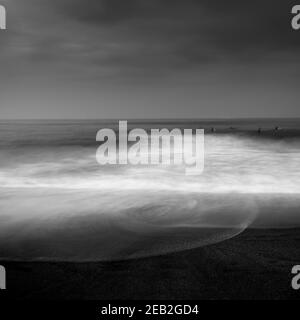 Lange Aufnahme von Surfern im Meer, Enoshima, Präfektur Kanagawa, Japan Stockfoto