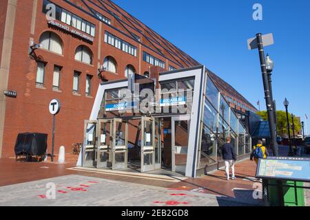 MBTA Blue Line Aquarium Station Eingang auf Atlantic Avenue in Long Wharf in der Innenstadt von Boston, Massachusetts, USA. Stockfoto