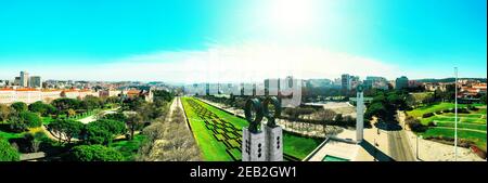 Luftpanorama des Eduardo VII Parks an einem sonnigen Sommertag. 07,01.2021, Lissabon, Portugal Stockfoto