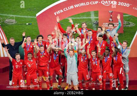 Doha, Katar. Februar 2021, 11th. Bayern-Torwart Manuel Neuer (vorne) hält die Trophäe, während die Spieler von Bayern München nach dem Gewinn des FIFA-Club-Weltfinalmatches zwischen Bayern München und Mexikos Tigres UANL im Education City Stadium in Doha, Katar, den 11. Februar 2021 mit der Trophäe feiern. Quelle: Nikku/Xinhua/Alamy Live News Stockfoto