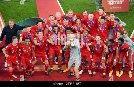 Doha, Katar. Februar 2021, 11th. Bayern-Torwart Manuel Neuer (vorne) hält die Trophäe, während die Spieler von Bayern München nach dem Gewinn des FIFA-Club-Weltfinalmatches zwischen Bayern München und Mexikos Tigres UANL im Education City Stadium in Doha, Katar, den 11. Februar 2021 mit der Trophäe feiern. Quelle: Nikku/Xinhua/Alamy Live News Stockfoto