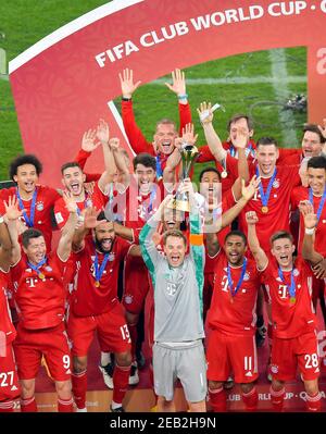 Doha, Katar. Februar 2021, 11th. Bayern-Torwart Manuel Neuer (vorne) hält die Trophäe entgegen, während die Bayern-Spieler nach dem Gewinn des FIFA-Club-Weltfinalmatches zwischen den Bayern München und den mexikanischen Tigres UANL im Education City Stadium in Doha, Katar, den 11. Februar 2021 feiern. Quelle: Nikku/Xinhua/Alamy Live News Stockfoto