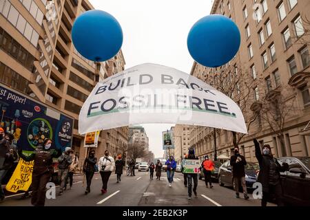 Washington, DC, USA, 11. Februar 2021. Im Bild: Demonstranten marschieren während der Build Back Fossil Free Kundgebung und des marsches, veranstaltet von Shutdown DC, zum Weißen Haus. Die Veranstaltung forderte Präsident Biden auf, den Bau von Ölpipelines einzustellen, das Fracking von Erdgas zu beenden und die amerikanische Wirtschaft ohne fossile Brennstoffe wieder aufzubauen. Kredit: Allison C Bailey/Alamy Live Nachrichten Stockfoto